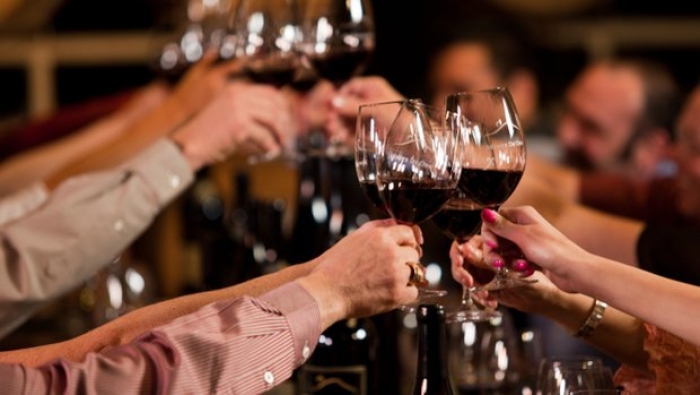Cách cầm và chạm ly khi thưởng thức rượu vang